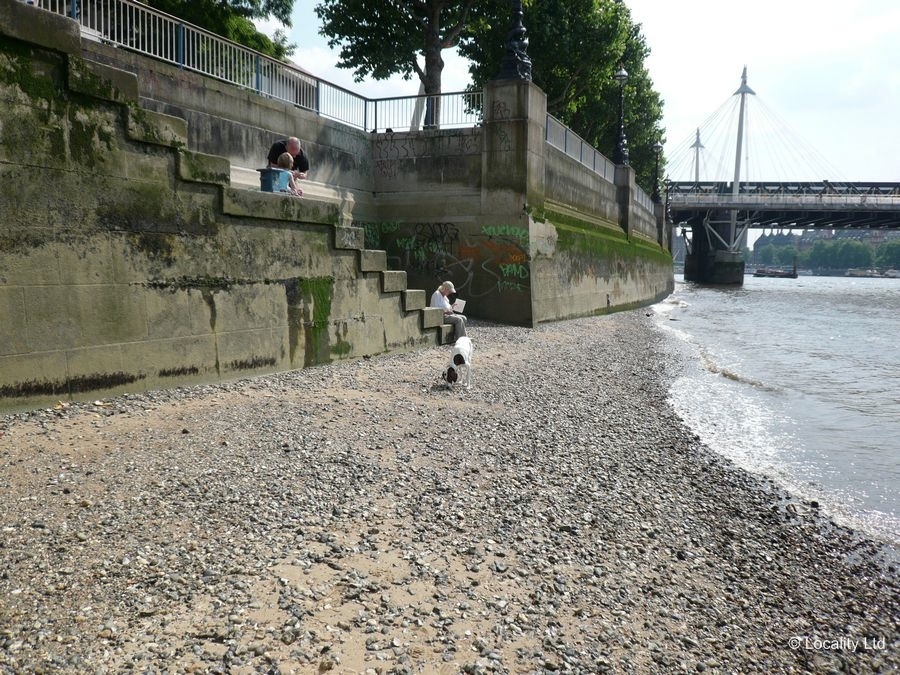 London's only beach.... (Lambeth, London)